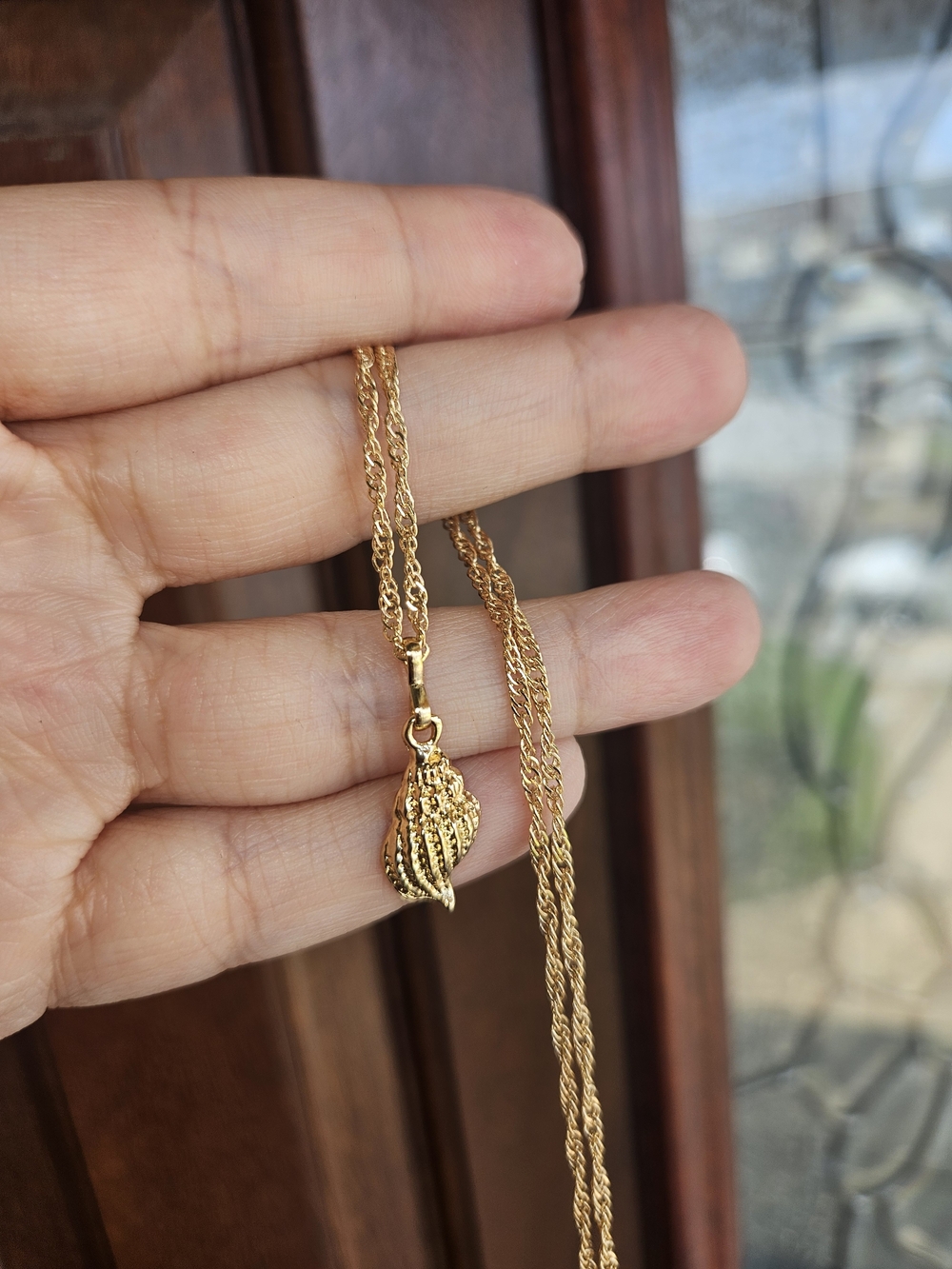 Shell Pendant Necklace